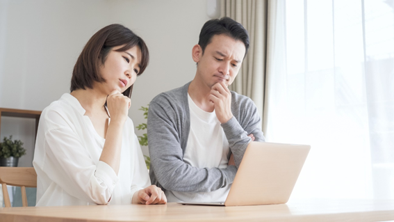 生命保険の乗り換えを検討する夫婦